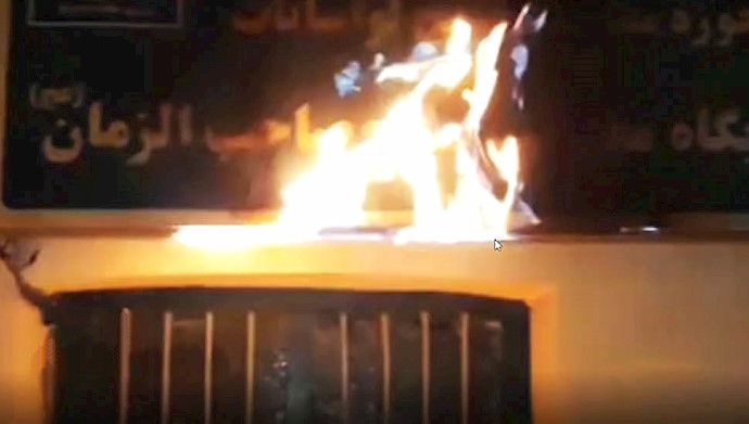 آتش زدن تصاویر خامنه‌ای و خمینی در مشهد توسط کانونهای شورشی 22اسفند 96