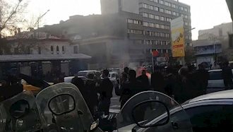 ارم نیوز(امارات):در اعتراضات شبانه در ایران تصاویر خامنه‌ای آتش زده شد
