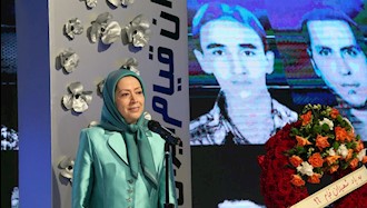 نثار تاج گل به پای نماد شهیدان قیام مردم ایران