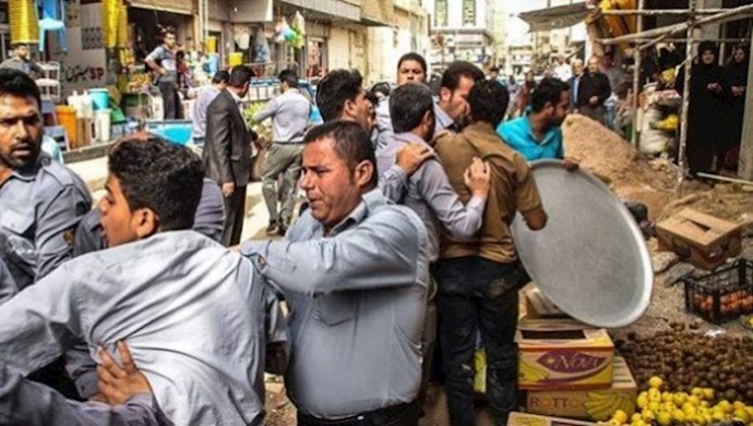 درگیری دستفروشان اهواز با نیروهای سرکوبگر - آرشیو.