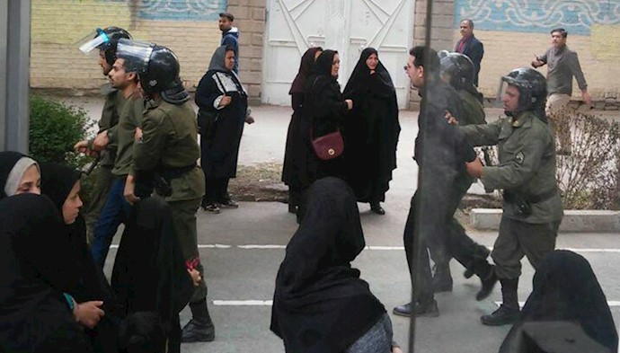 مشهد.دستگیری12 تن از تجمع کنندگان غارت شدگان پدیده.970123