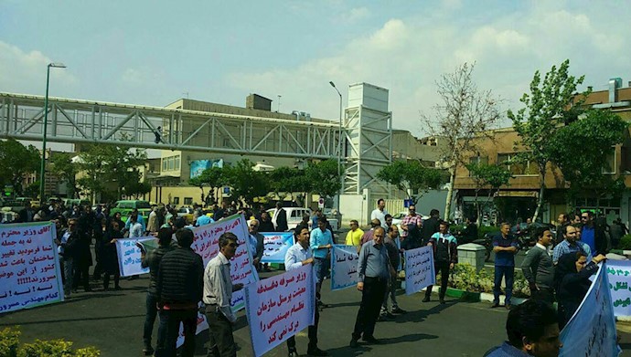 تجمع اعتراضی مهندسین جلوی مجلس ارتجاع