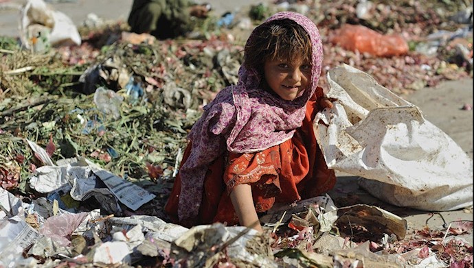 کودک ایرانی در زباله ها بدنبال غذا