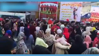اعتراض زنان و دختران قائمشهر به ممانعت از ورود آنها به ورزشگاه در قائمشهر  