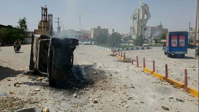 میدان شهدا کازرون - آتش زدن خودروهای نیروهای سرکوبگر رژیم
