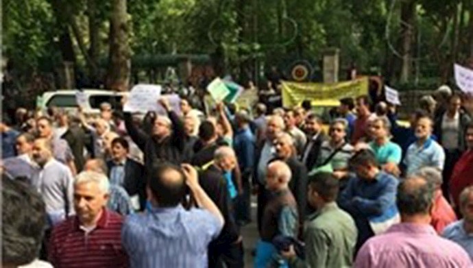 تجمع اعتراضی وانت بارها و کارگران در تهران 