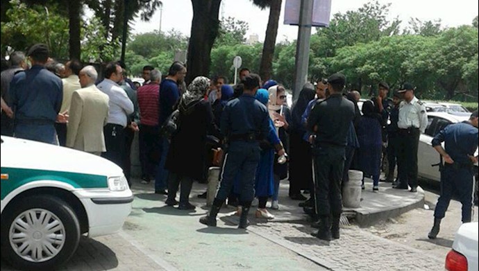 تهران.تجمع غارت شدگان  کاسپین مقابل بانک مرکزی رژیم ۲۴ اردیبهشت