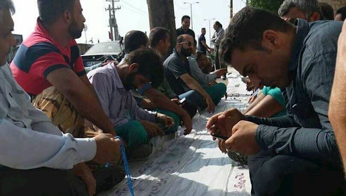 بندر ماهشهر.پهن کردن سفره خالی توسط کارگران