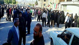 اعتراض  و درگیری مردم زلزله زده در فرمانداری رژیم در  سرپل ذهاب-آرشیو