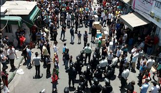 ایستادگی مردم و جوان مقابل مزدوران خامنه ای در میدان شوش بازار بلور فروشان