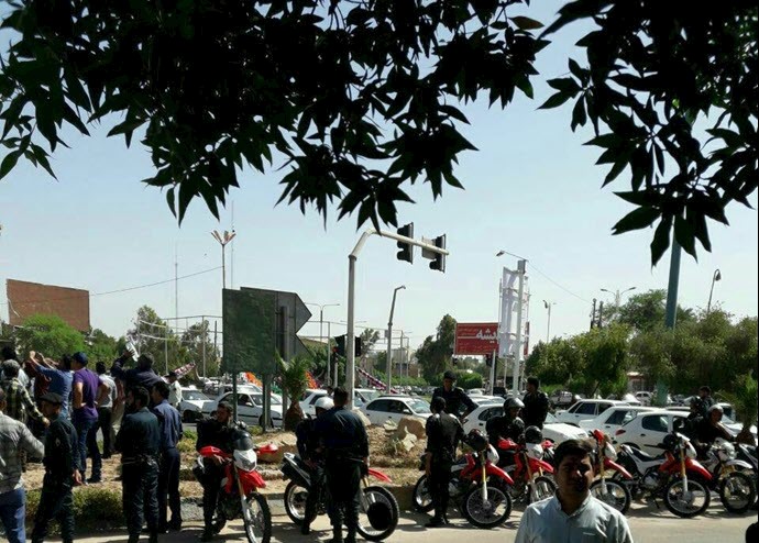 حضور سنگین نیروهای ضدشورش در تظاهرات کارگران فولاد اهواز -۲۲خرداد۹۷.jpg