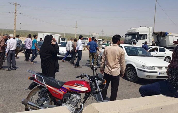 دشتستان.بستن جاده در سه راه وحدتیه در اعتراض به بی‌آبی توسط مردم. ۲تیر۹۷