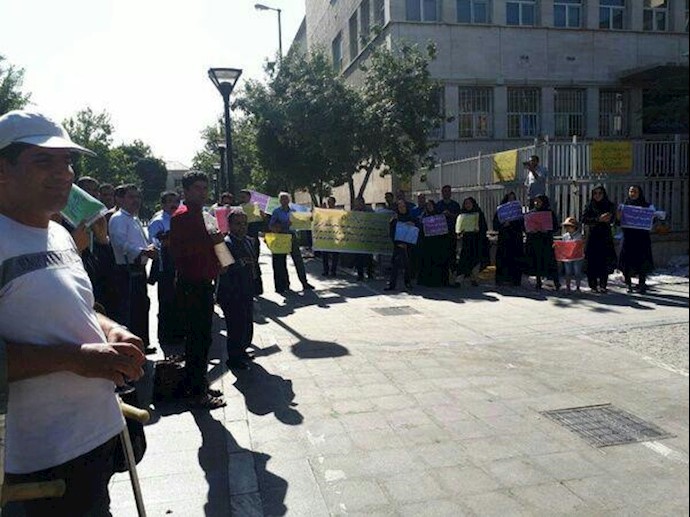 دومین روز تجمع کارکنان دفاتر سهام عدالت - ۲۹خرداد
