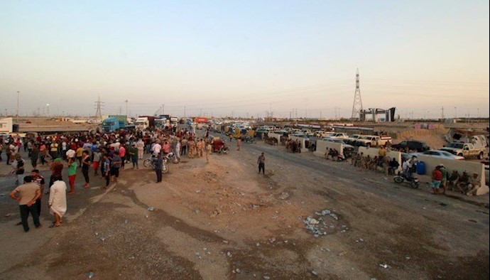 بستن جاده توسط مردم عراق در اعتراض به وضعیت بد خدمات رسانی و بیکاری جوانان و فساد اداری