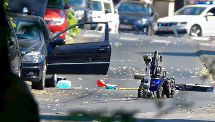 خودروی تروریستها در بلژیک و دستگاه خنثی‌سازی بمب