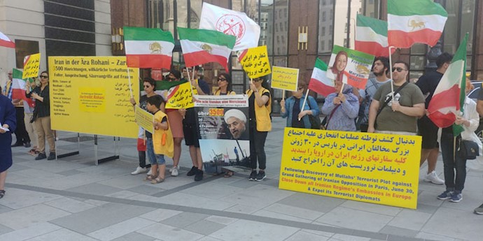 تظاهرات اعتراضی علیه حضور آخوند روحانی در اتریش
