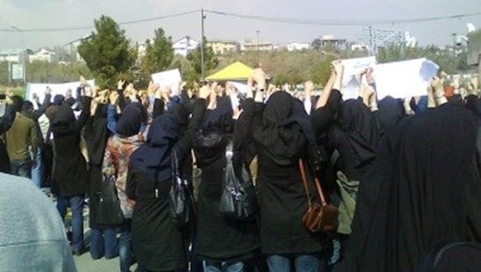 برازجان ۱۳۸۹- دانشجویان درمواجهه با تعطیلی دانشگاه دست به تظاهرات اعتراضی زدند
