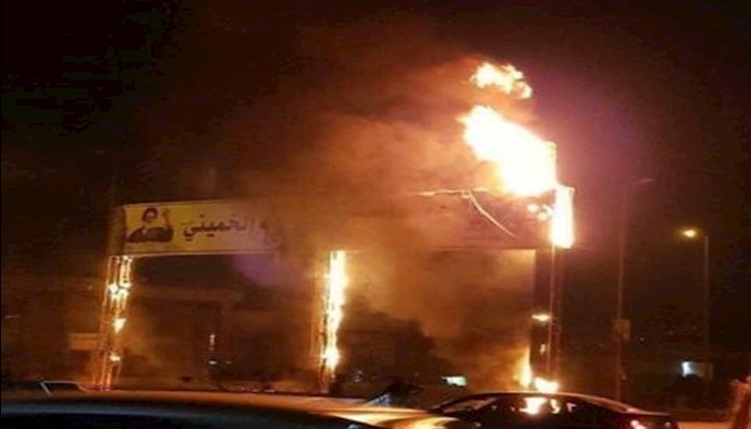 آتش زدن عکس خمینی و خامنه ای در تظاهرات عراق - بصره