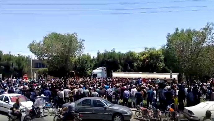 تظاهرات مردم شهرک صنعتی امیر کبیر( شاپور جدید)  در اصفهان
