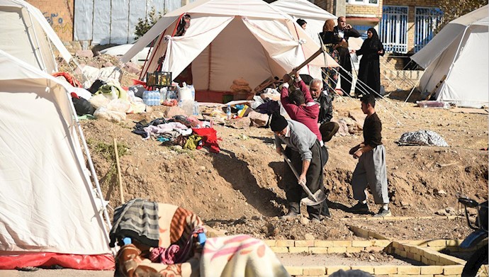 مردم نا امید از کمک‌های دولت، خود اقدام به ساختن خانه‌های آجری کرده که هیج ایمنی در مقابل زلزله ندارند