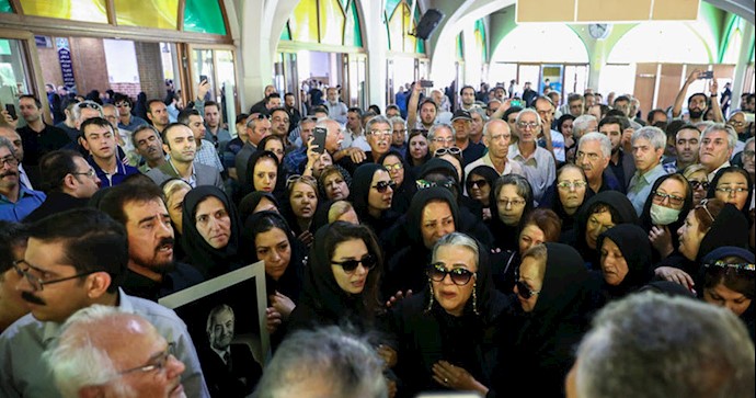 دفن پیکر عباس امیرانتظام در بهشت زهرای تهران