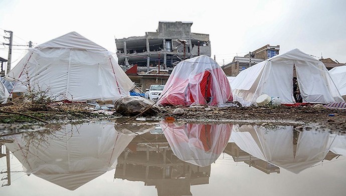 چند ماه بعد از زلزله کرمانشاه مردم درباران و گرماه در چادریا کانکس زندگی می‌کنند