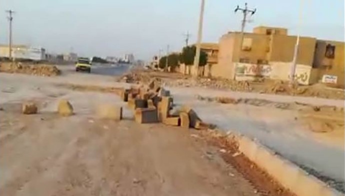 بستن جاده برای ممانعت از ورود شهروندان به مزار شهدای قتل عام در  اهواز
