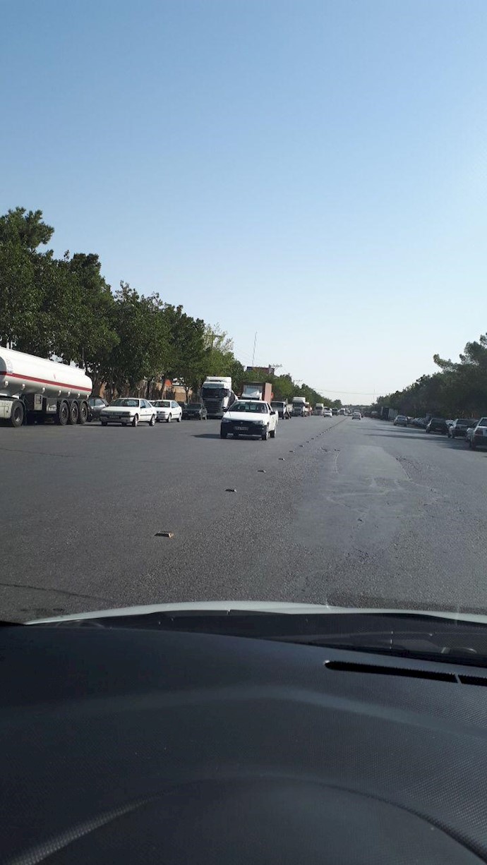 اعتصاب رانندگان کامیون در شاپور جدید اصفهان ۳شهریور۹۷