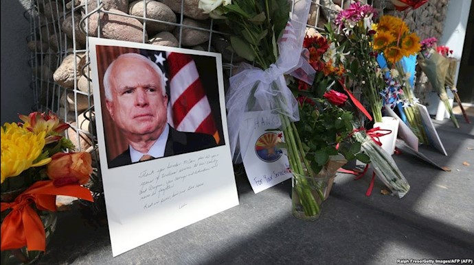 گذاشتن گل و یادداشت توسط مردم آمریکا  در برابر دفتر سناتور مک‌کین در فنیکس آریزونا 