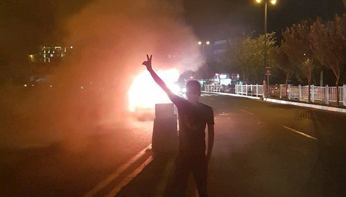 تظاهرات مردم و جوانان در گوهردشت کرج و به آتش کشیدن خودروی نیروهای سرکوبگر انتظامی