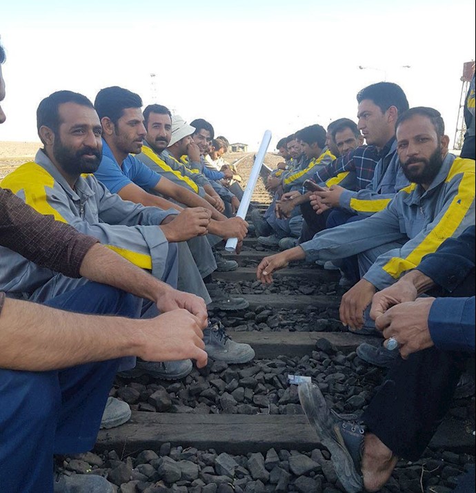 هرمزگان.تجمع اعتراضی کارگران راه‌آهن حوزه احمدآباد۱۴مرداد