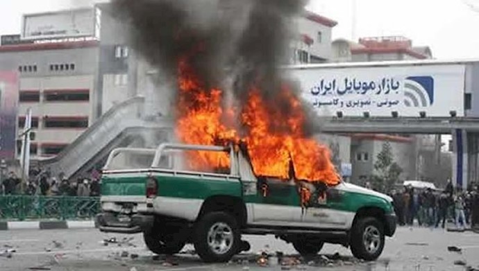 آتش زدن خودروی نیروی اتنظامی توسط مردم