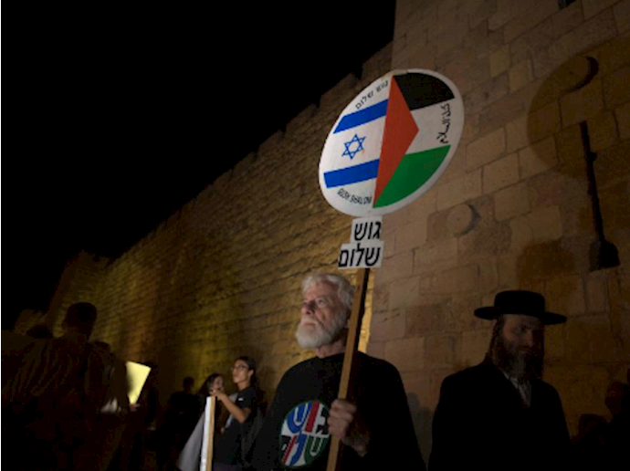 شرکت یوری آونری در تظاهرات یافا شهر قدیمی بیت المقدس. ۱۰سپتامبر ۲۰۰۹.png