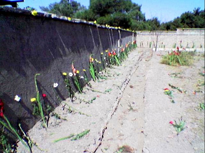 گلگذاری بر مزار شهدای قتل‌عام ۶۷