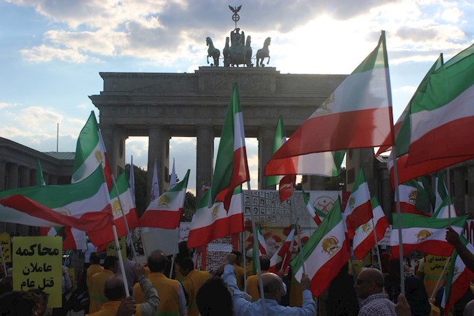 تظاهرات ایرانیان آزاده و اشرف‌نشانها در برلین در حمایت از تظاهرات و قیام مردم ایران
