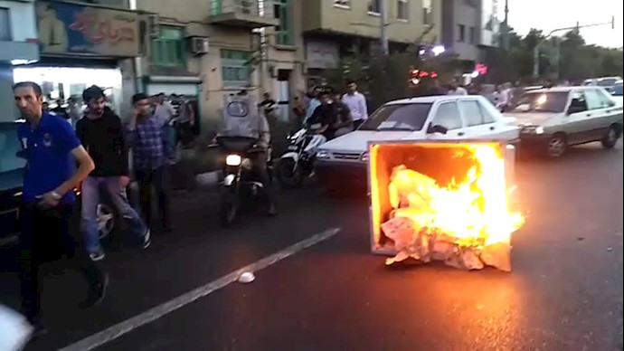 تظاهرات در میدان ولیعصر تهران با شعار توپ تانک فشفشه آخوند باید کشته شه ۱۱مرداد