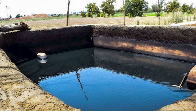                                     کشاورزان با ایجاد حوضچه، نفت را از آب جدا می کنند