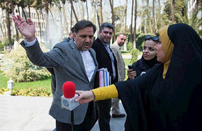 عباس آخوندی میکروفون خبرنگاری را که سؤال کرد به کناری پرت کرد