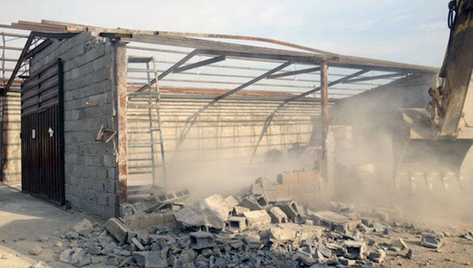 حمله مردم محروم اهواز به ساختمان شهرداری و تخریب آن