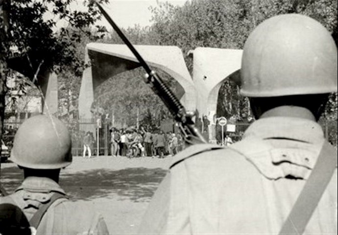سربازان مسلح شاه در مقابل دانشجوان تظاهر کننده در دانشگاه تهران