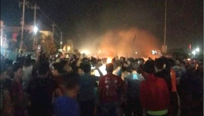 تظاهرات هزاران معترض در بصره و حمله به استانداری