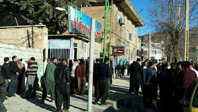 تجمع اعتراضی کارگران شهرداری مریوان مقابل شهرداری