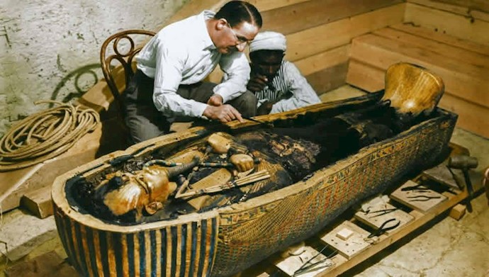 ۱۶ فوریه ۱۹۲۴ - ۲۷ بهمن: باز گشودن تابوت فرعون مصر توتن خامون