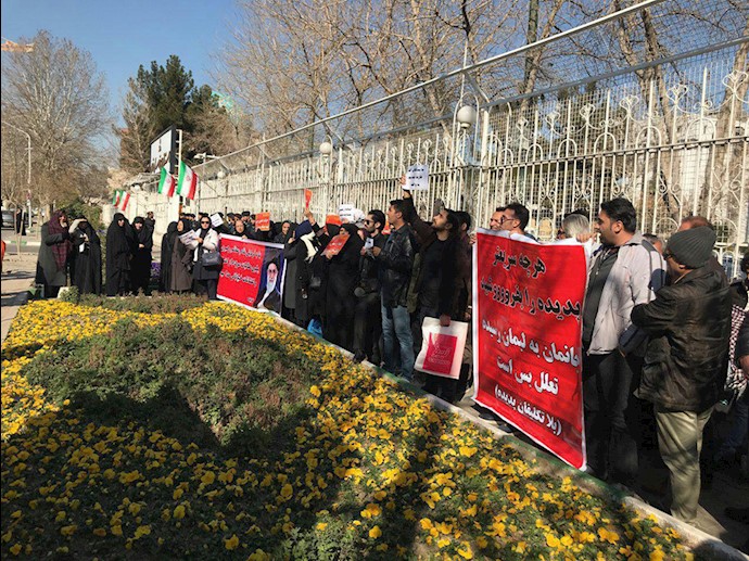 تجمع اعتراضی سهامداران پدیده مقابل استانداری مشهد