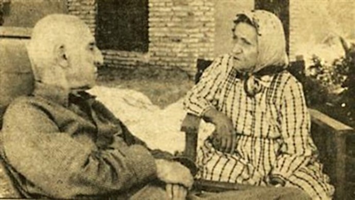 دکتر مصدق و همسرش در منزل شخصی دکتر مصدق (روستای احمدآباد)