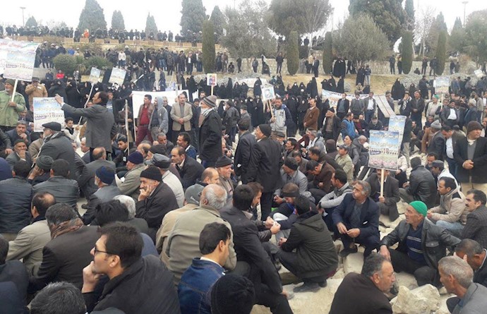 تجمع دو هزار نفر از کشاورزان خوراسگان در پل خواجو اصفهان