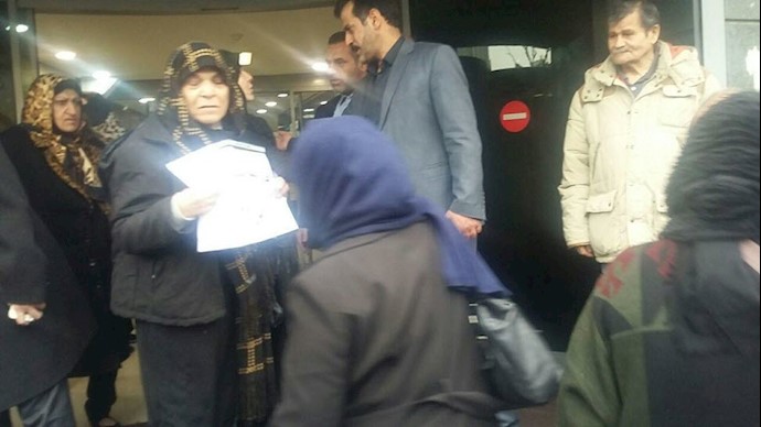 تجمع اعتراضی فرهنگیان مقابل سازمان بازنشستگی فرهنگیان در تهران