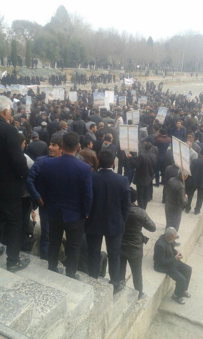 تجمع دو هزار نفر از کشاورزان خوراسگان در پل خواجو اصفهان