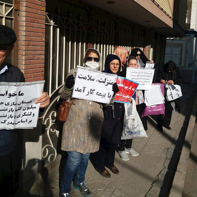 تجمع اعتراضی بازنشستگان کشوری در مشهد