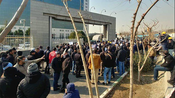 تجمع اعتراضی اپراتورهای پست  فشار  قوی در تهران